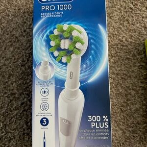 Oral‑B PRO 1000 Electric Toothbrush - White/Green